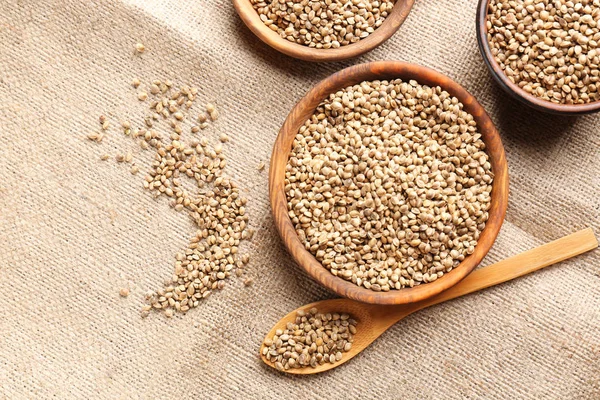 Kase ve kenevir tohumlar üzerinde çul kaşıkla