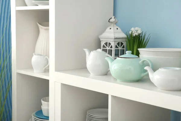 Magazyn biały stojak z naczynia ceramiczne — Zdjęcie stockowe