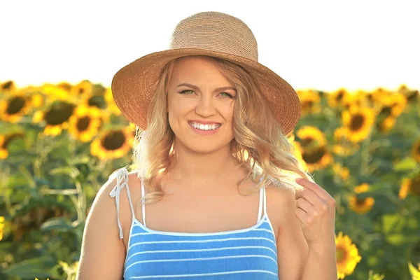 Mujer joven en el campo de girasol —  Fotos de Stock