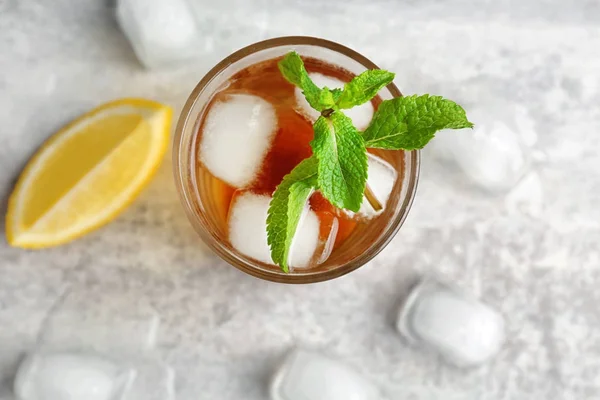 Sammansättning med mint julep, citron och is — Stockfoto