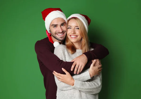 Junges Paar in Weihnachtsmannhüten — Stockfoto