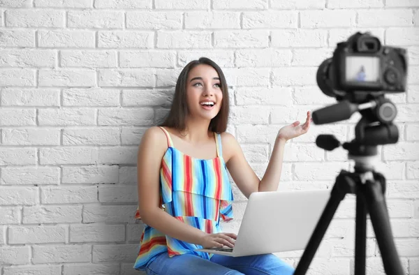 Kvinnliga bloggare videoinspelning — Stockfoto