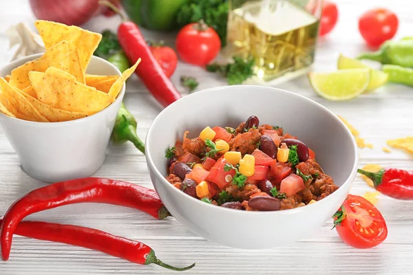 Chili con carne, podawane z frytkami — Zdjęcie stockowe