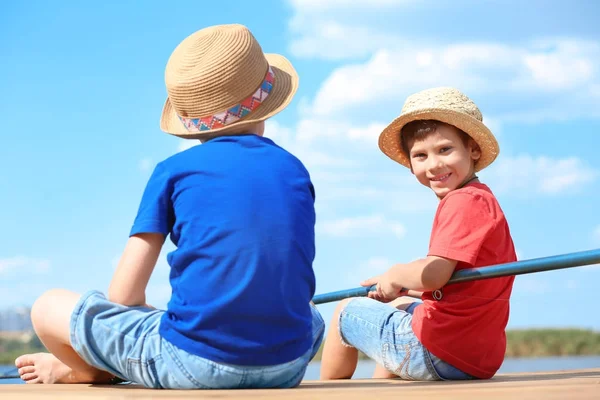 Niedliche Kinder angeln an einem Sommertag — Stockfoto