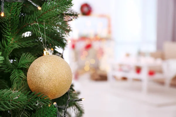 Albero di Natale decorato in camera, da vicino — Foto Stock