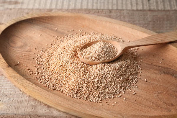 Colher com sementes de quinoa — Fotografia de Stock