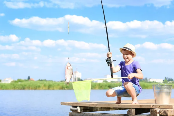 Roztomilý chlapec rybaření — Stock fotografie