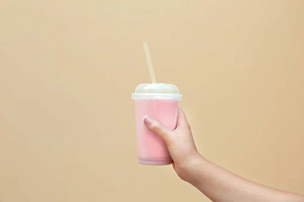 Žena držící plastové šálku chutné smoothie — Stock fotografie