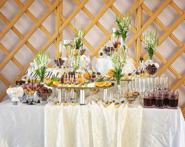 Düğün büfe masa meyve tatlılar 