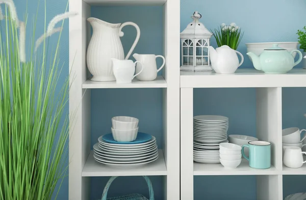 Magazyn biały stojak z naczynia ceramiczne — Zdjęcie stockowe