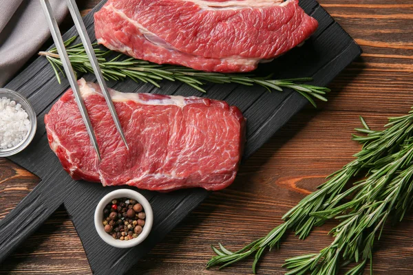 Carne crua fresca em tábua de madeira — Fotografia de Stock