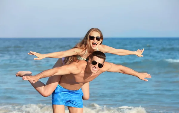 Feliz pareja joven — Foto de Stock