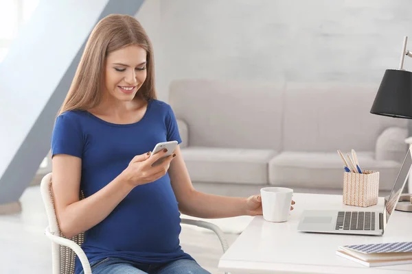 Jonge zwangere vrouw — Stockfoto