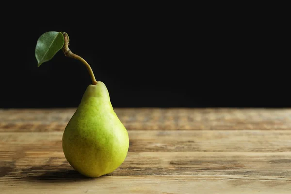 Delicious ripe pear — Stock Photo, Image