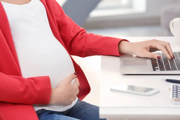 Wanita hamil bekerja di kantor rumah — Stok Foto