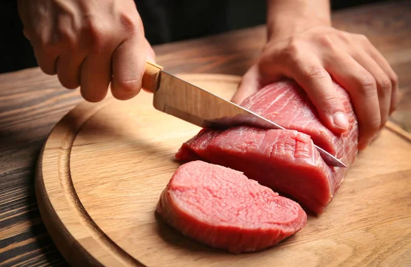 Шеф-повар режет мясо — стоковое фото