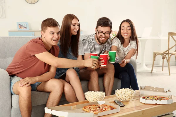 Amigos assistindo TV em casa — Fotografia de Stock