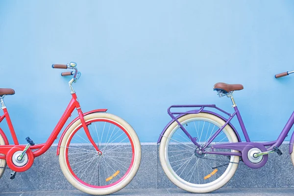 Elegantes bicicletas nuevas cerca de la pared de color al aire libre — Foto de Stock