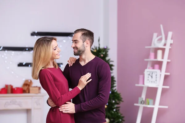 Felices parejas jóvenes en casa. Concepto de Navidad —  Fotos de Stock
