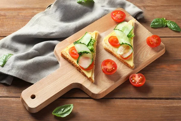 Tasty sandwiches with fresh cucumber — Stock Photo, Image