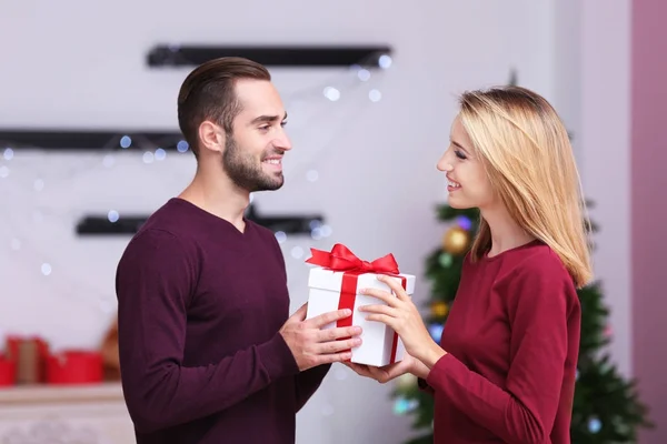 Coppia giovane con regalo di Natale — Foto Stock