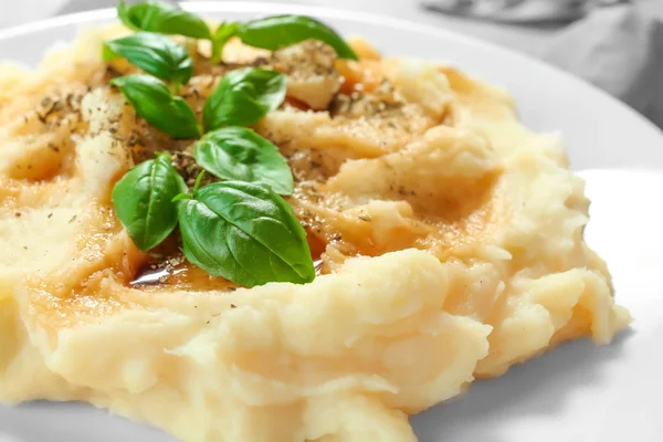 Fesleğen ve sos plaka, closeup ile patates püresi