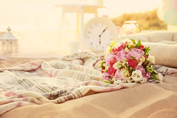 Beautiful wedding bouquet and decorations on beach — Stock Photo, Image