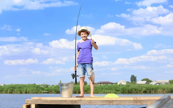 Lindo niño pesca — Foto de Stock