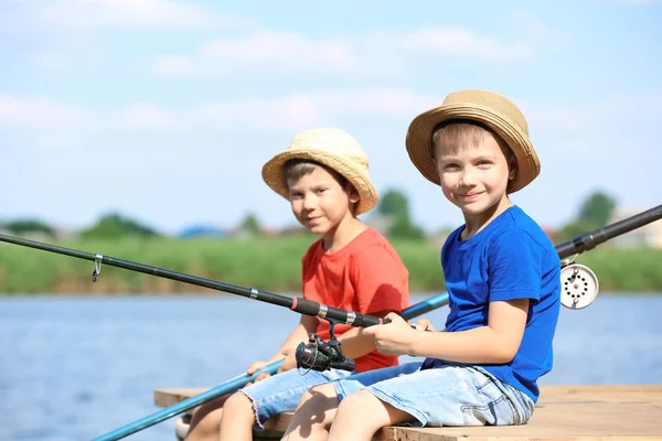 Söta barn fiske sommar dag — Stockfoto