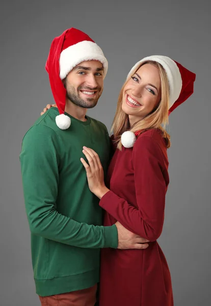 Młoda para w Santa kapelusze — Zdjęcie stockowe