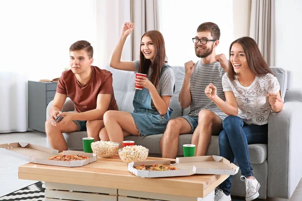 Amis regarder la télévision à la maison — Photo