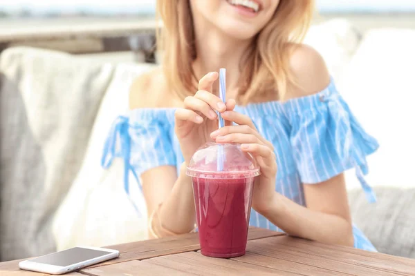 Hermosa joven con batido fresco — Foto de Stock