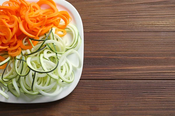 Teller mit Zucchini und Karottenspaghetti — Stockfoto