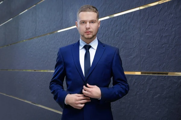 Hombre guapo con traje —  Fotos de Stock