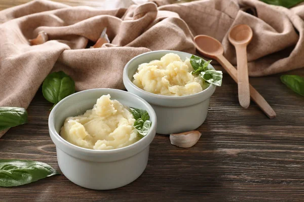 Puré de papas en cuencos sobre mesa de madera —  Fotos de Stock