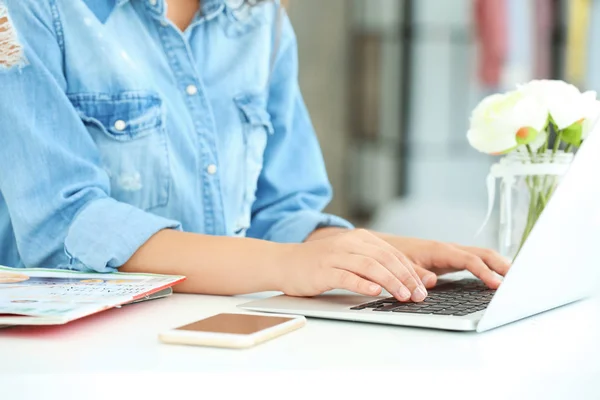 Blogueira feminina com laptop e celular à mesa — Fotografia de Stock