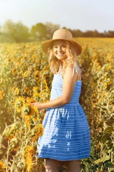 Young woman in sunflower field — Stock Photo, Image