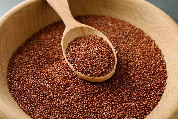Quinoa tohumları kaşıkla 