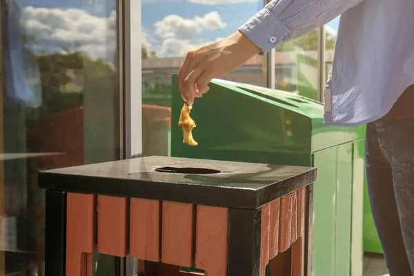 Frau wirft Apfelstumpf in Mülleimer — Stockfoto