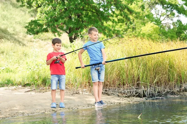 Lindos niños pescando en el día de verano — Foto de Stock