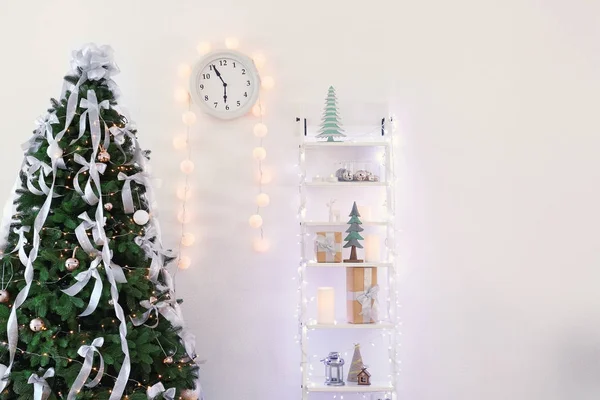 Chambre décorée avec beau sapin de Noël — Photo