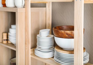 Depolama stand ile seramik ve ahşap mutfak ışık duvarının yakınında