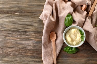 Ahşap masa üzerinde kase patates püresi ile kompozisyon