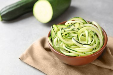 Mutfak masasında kase spagetti squash