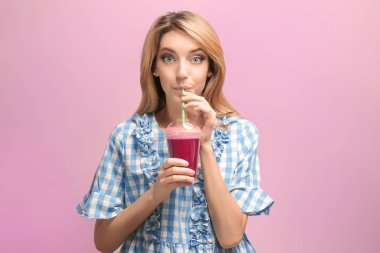 Renk arka plan üzerinde taze yüzlü güzel genç kadın