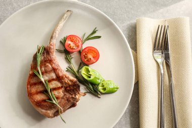 Rosemary ile hizmet lezzetli kaburga 