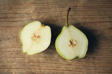 Ahşap arka plan üzerinde kesme armut