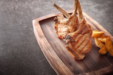 Lezzetli kaburga ile kızarmış patates hizmet 