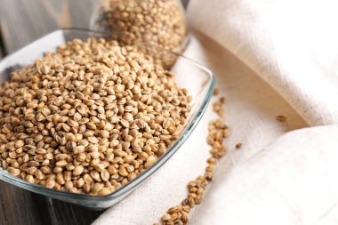 Kenevir tohumu tablo ile cam kase