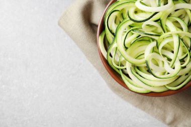 Gri arka plan üzerinde kase spagetti squash